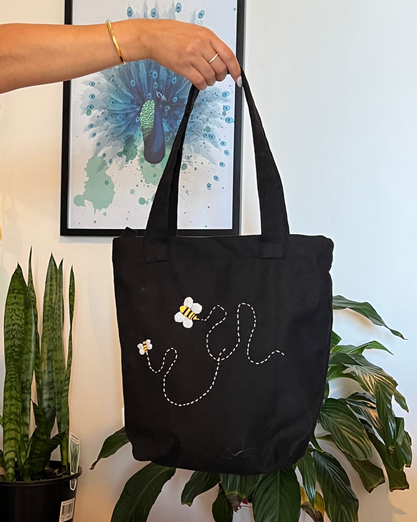 Embroidery bag with bee print